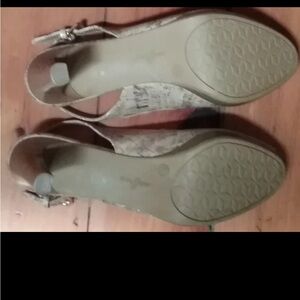 Jaclyn Smith 
Women's Beige Slingback Heels